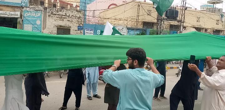 مرکزی مسلم لیگ چکوال نے ایک کلومیٹر طویل پرچم لہرا کر تاریخ رقم کی