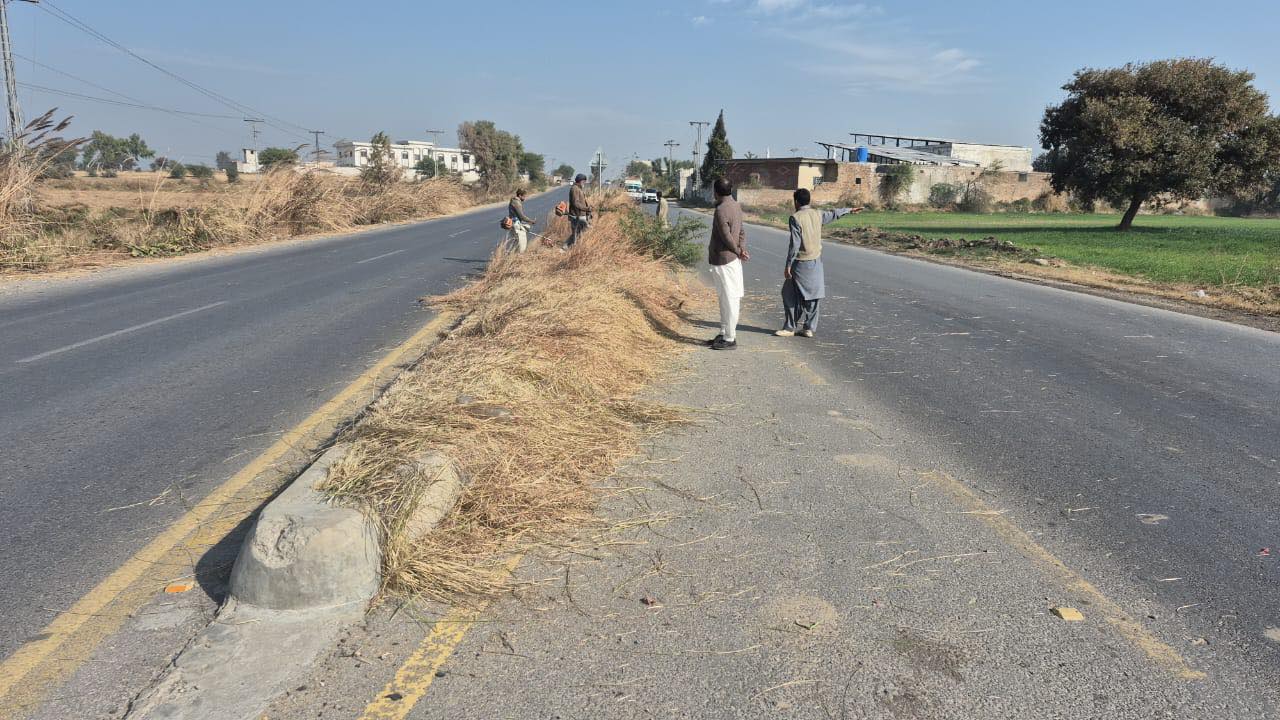 چکوال میں سنٹر میڈینز کی صفائی: ٹریفک حادثات میں کمی کی جانب اہم قدم